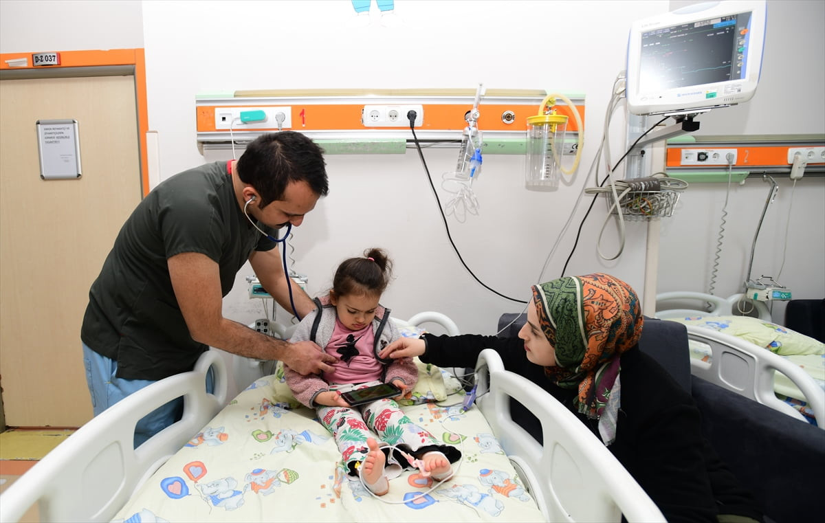 Van'da etkili olan yoğun kar ve dondurucu soğuklar, özellikle çocuk acil servislerinde hasta...