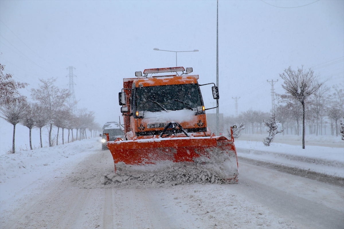 Van'da etkili olan yoğun kar yağışı sonucu 389 yerleşim yerinin yolu kapandı. Ekipler, kapalı olan...