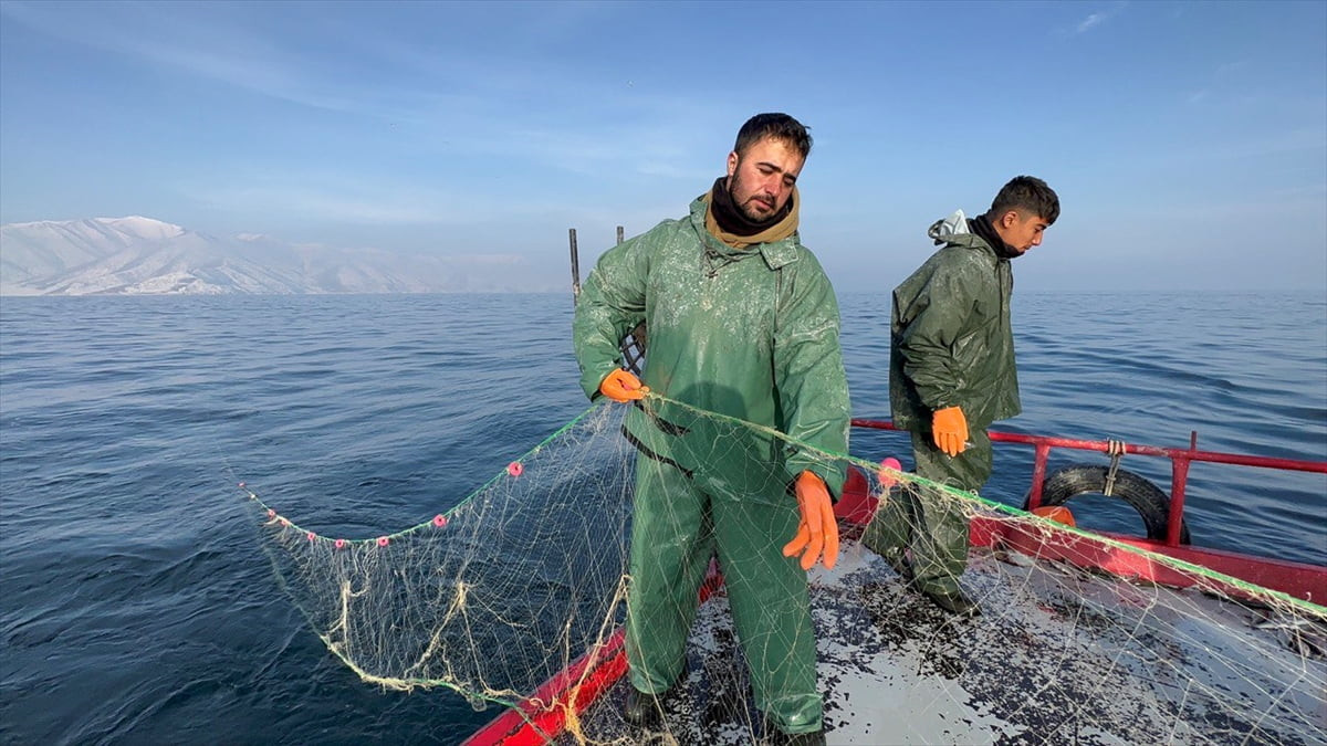  Van'da geçimini balıkçılıkla sağlayanlar, kışın dondurucu soğuğa rağmen göldeki avcılık...