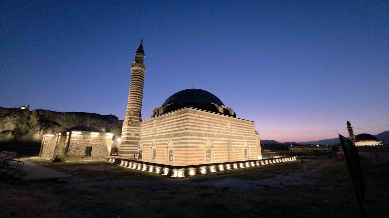 VAN'DA GÜN DOĞUMU ÖNCESİNDE İNCE HİLAL EVRESİNDEKİ AY İLE KIZILIMSI GÖRÜNTÜSÜYLE DİKKAT ÇEKEN MARS...