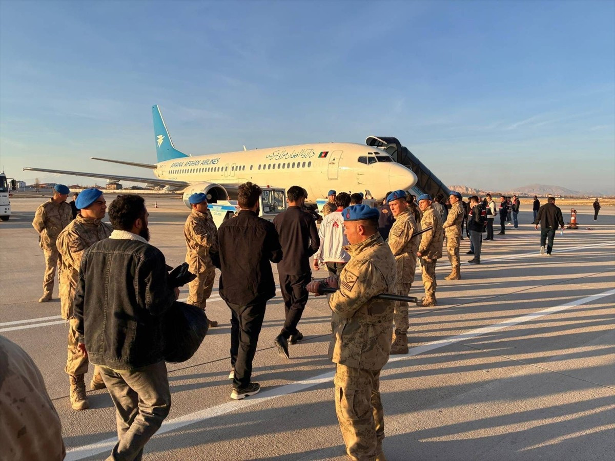 Van'da güvenlik güçlerince yakalanan Afganistan uyruklu 300 düzensiz göçmen sınır dışı...