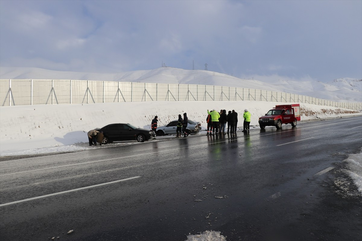 Van'da iki otomobil ile iki kamyonetin çarpıştığı kazada 5 kişi yaralandı.