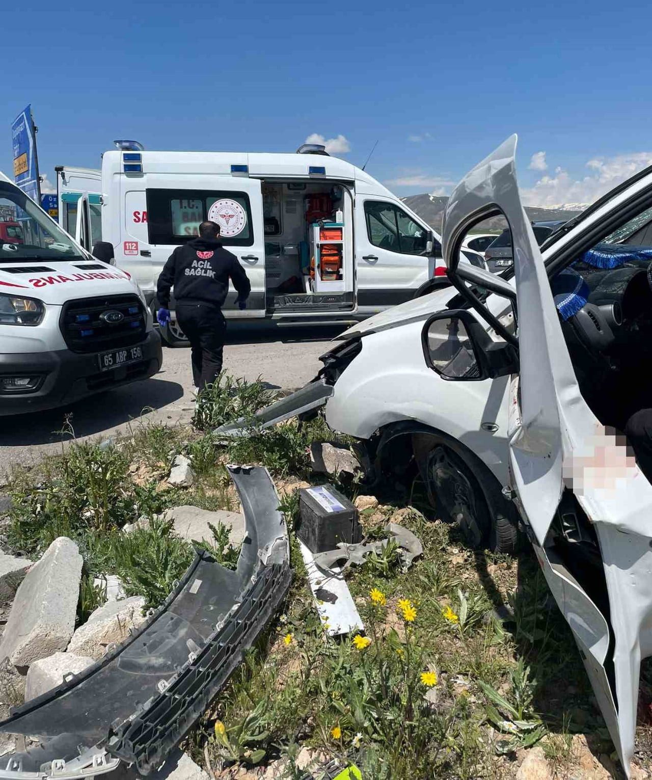VAN'DA İKİ OTOMOBİLİN ÇARPIŞMASI SONUCU 4 KİŞİ HAYATINI KAYBEDERKEN 2 KİŞİ YARALANDI.