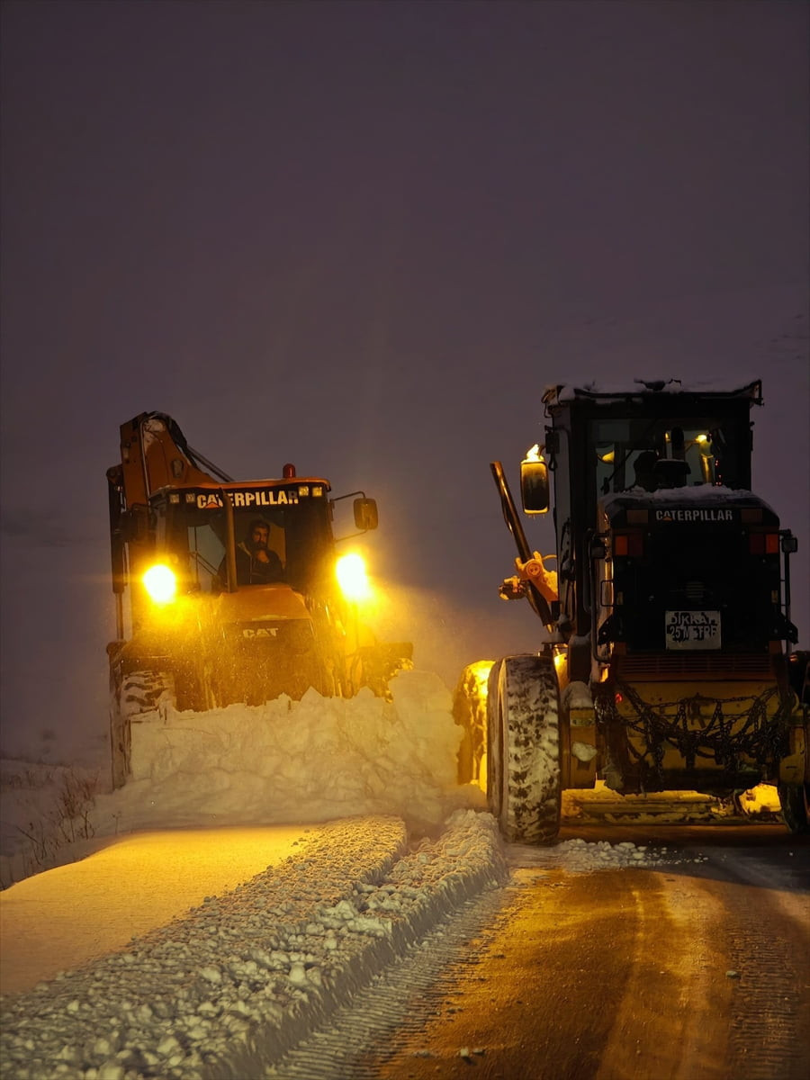 Van'da kar nedeniyle yolu kapanan 569 yerleşim yerinden 226'sına ekiplerin çalışması sonucu ulaşım...