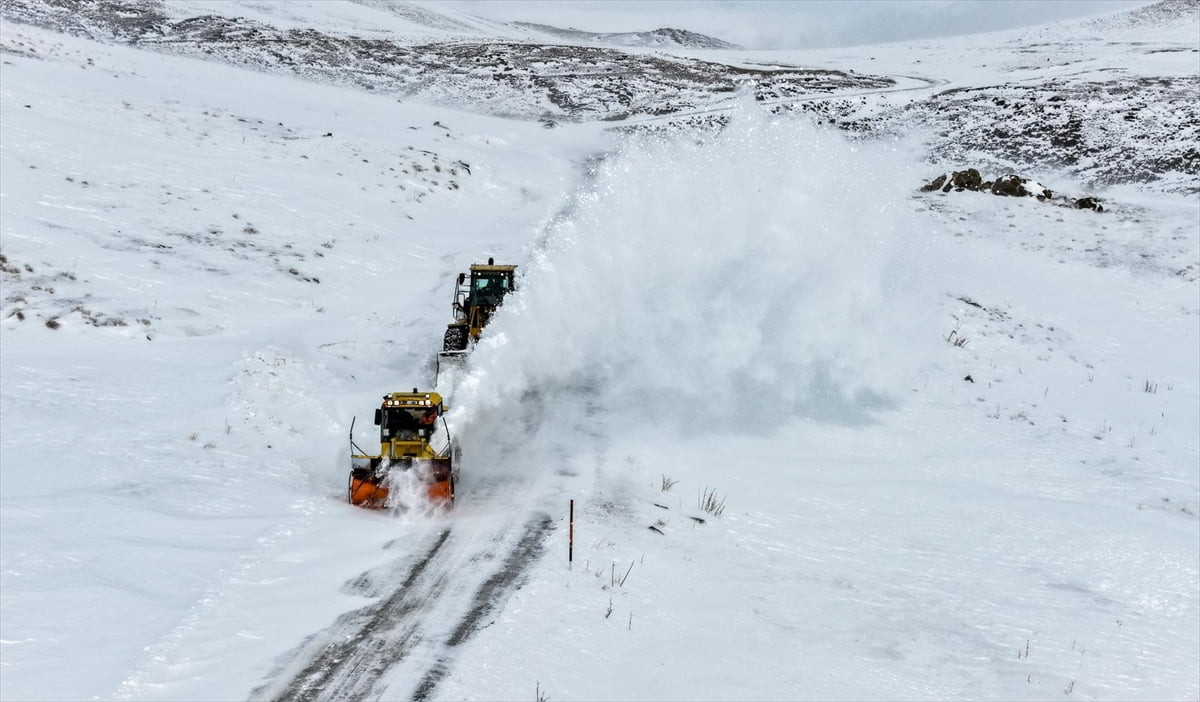 Van'da kar ve tipi nedeniyle kent genelinde 220 yerleşim yerine ulaşım sağlanamıyor. Büyükşehir...