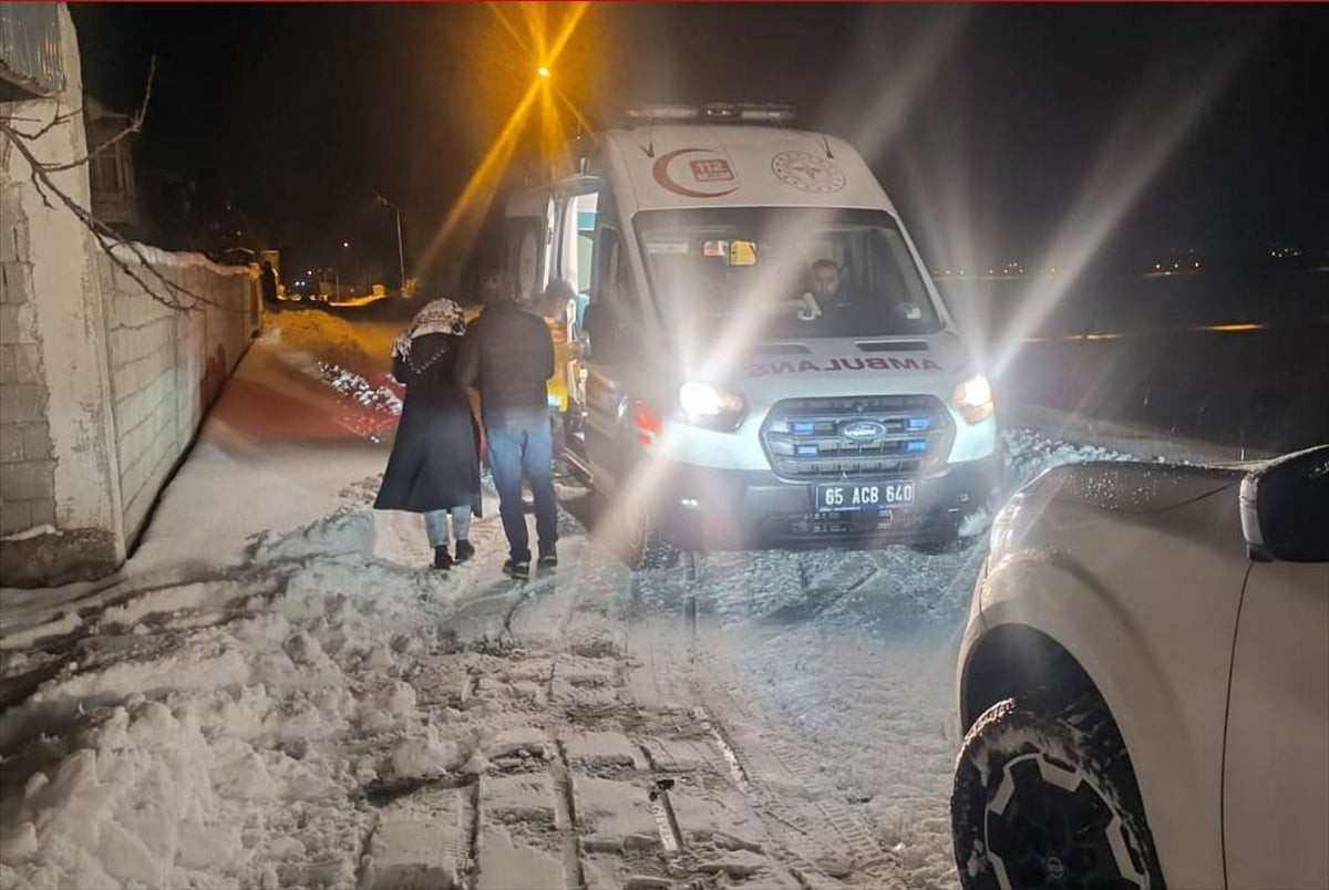 Van'da kar ve tipi nedeniyle ulaşımın sağlanamadığı yerleşim yerlerinde mahsur kalan hastalar...