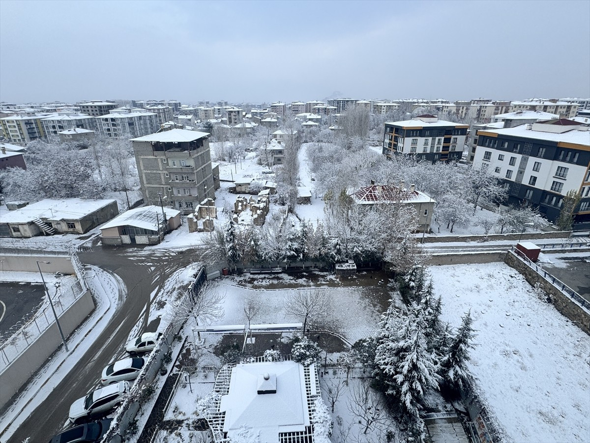 Van'da kar yağışı etkili oldu, kent merkezi beyaza büründü.
