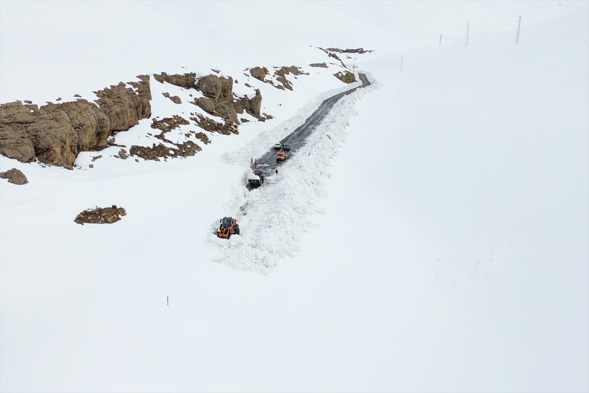 Van'da kar yağışı ve çığ riski nedeniyle geçen yıl aralık ayında geçişlere kapatılan Bahçesaray...