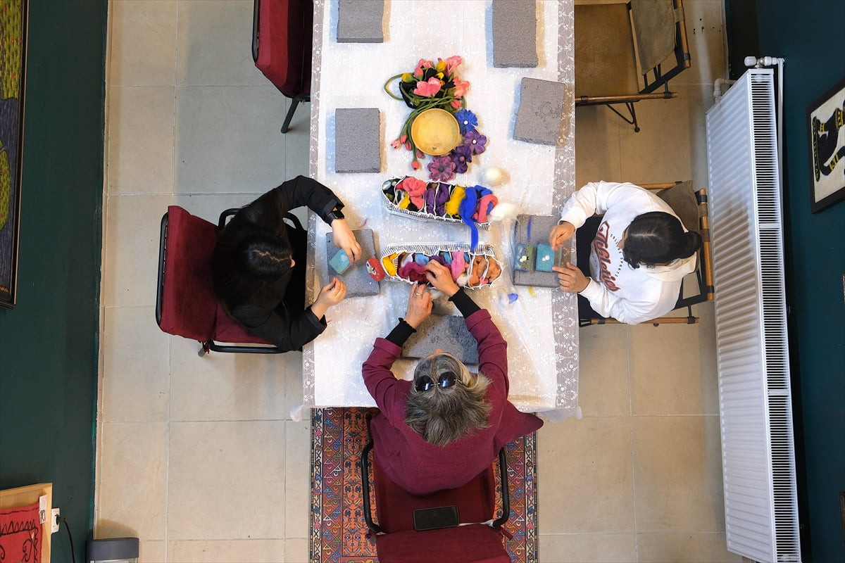  Van'da keçe sanatının kültürel miras taşıyıcısı 53 yaşındaki Necmiye Tekin, geleneksel...