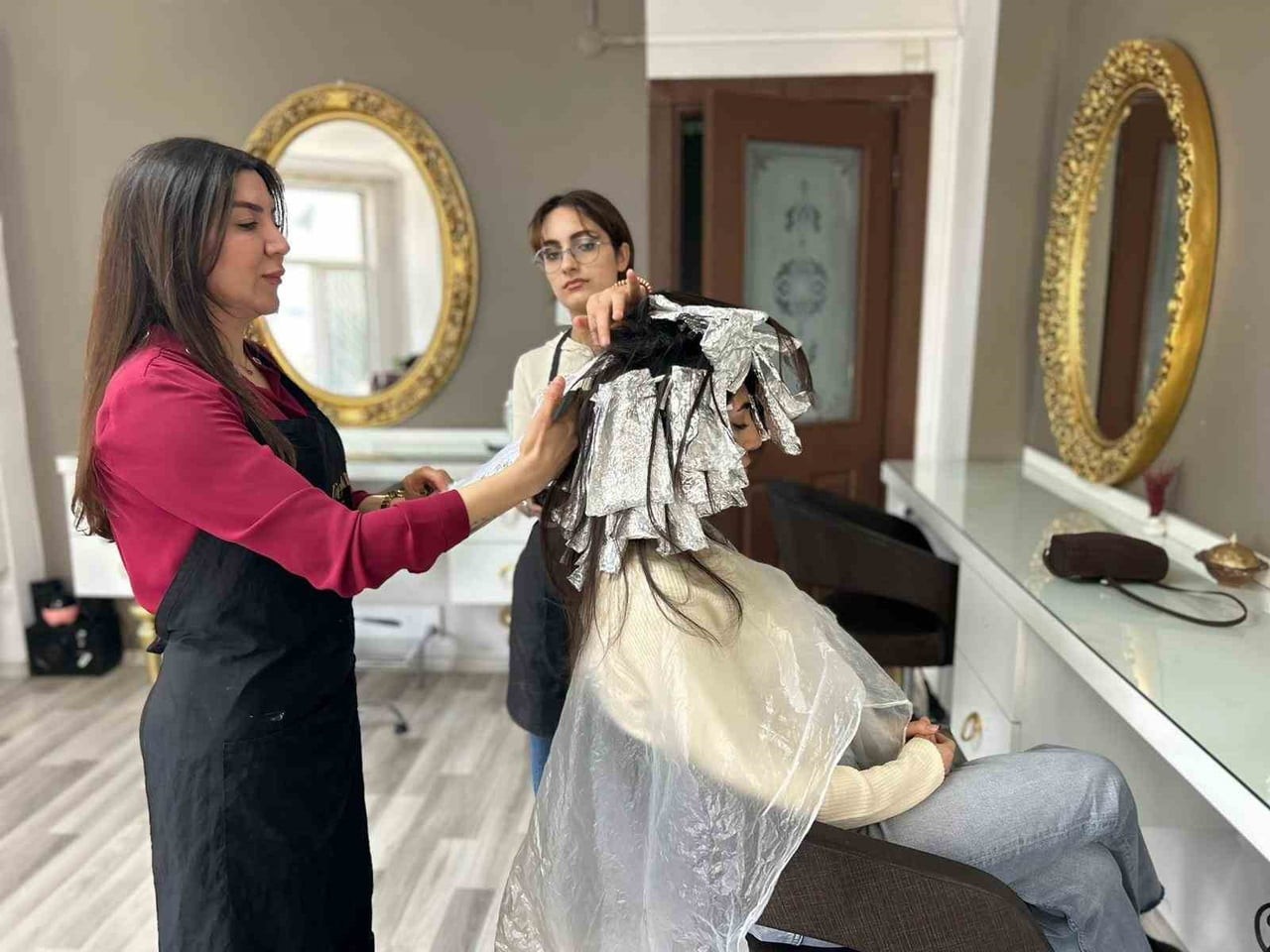 VAN'DA KURBAN BAYRAMI ÖNCESİ BERBER, KUAFÖR VE GÜZELLİK SALONLARINDA BAŞLAYAN YOĞUNLUKTA MÜŞTERİ...