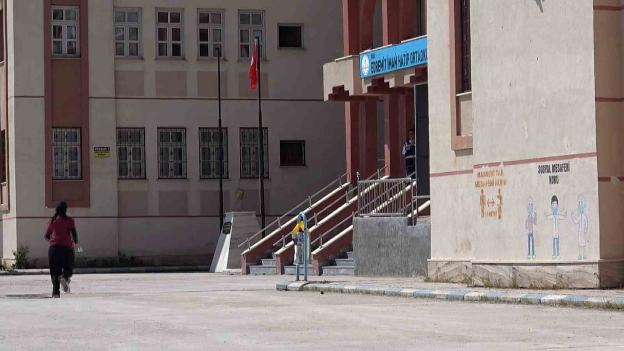 VAN'DA LGS KAPSAMINDA 18 BİN 468 ÖĞRENCİ SINAV SALONLARINDA TER DÖKTÜ