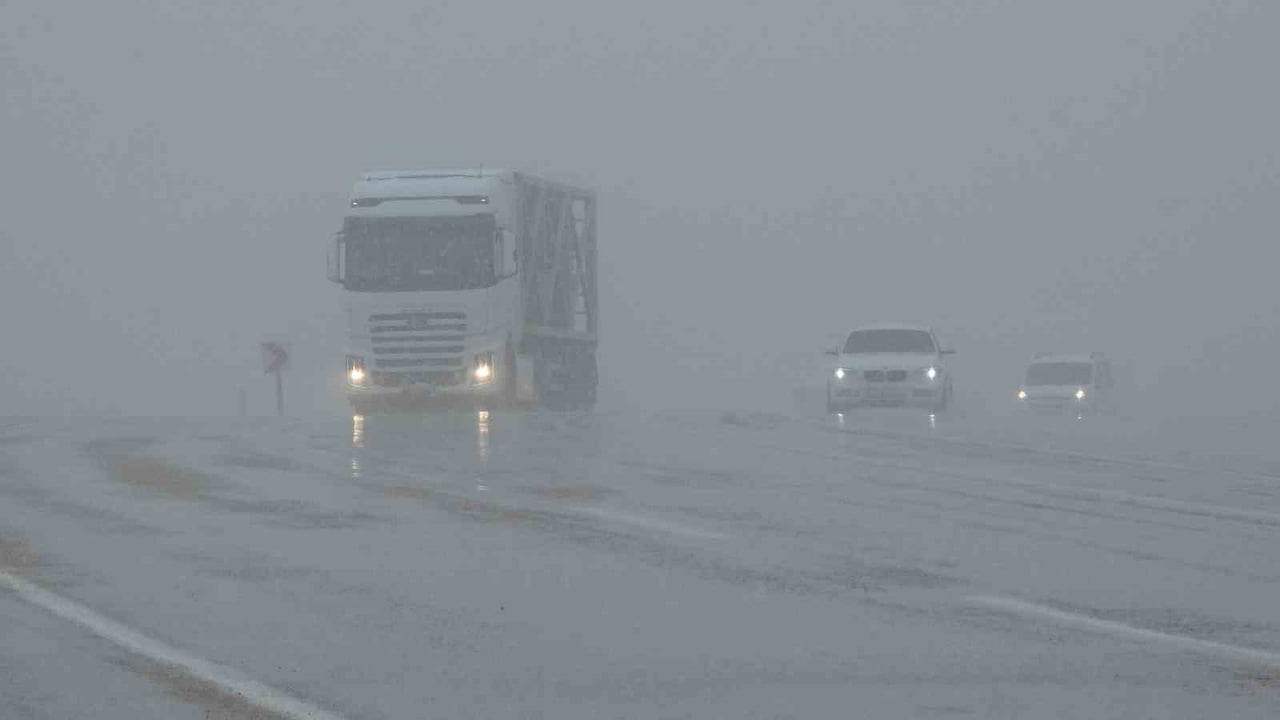 VAN'DA ÖĞLE SAATLERİNDE ETKİLİ OLAN KAR YAĞIŞI VE SİS 2 BİN 225 RAKIMLI KURUBAŞ GEÇİDİ'DE TRAFİĞİ...