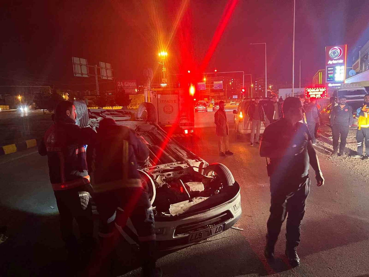 VAN'DA OTOMOBİLİN TAKLA ATMASI SONUCU MEYDANA GELEN TRAFİK KAZASINDA 1 KİŞİ YARALANDI.