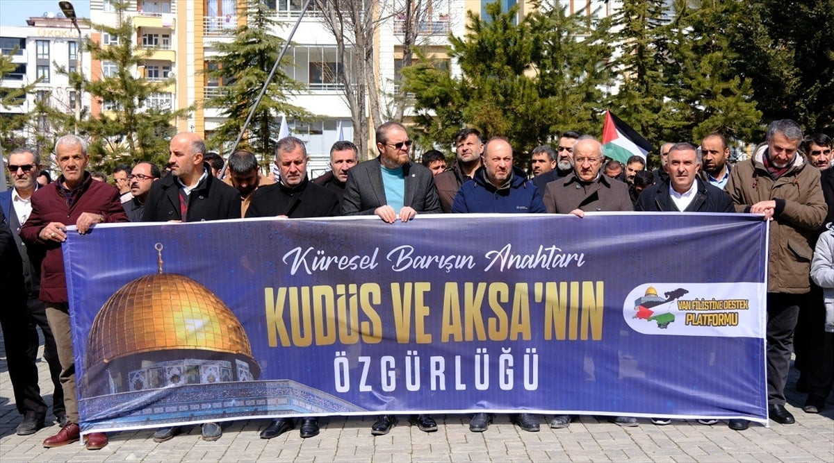  Van'da "Dünya Kudüs Günü" kapsamında bir araya gelen vatandaşlar, İsrail'in Kudüs ve Gazze'ye...