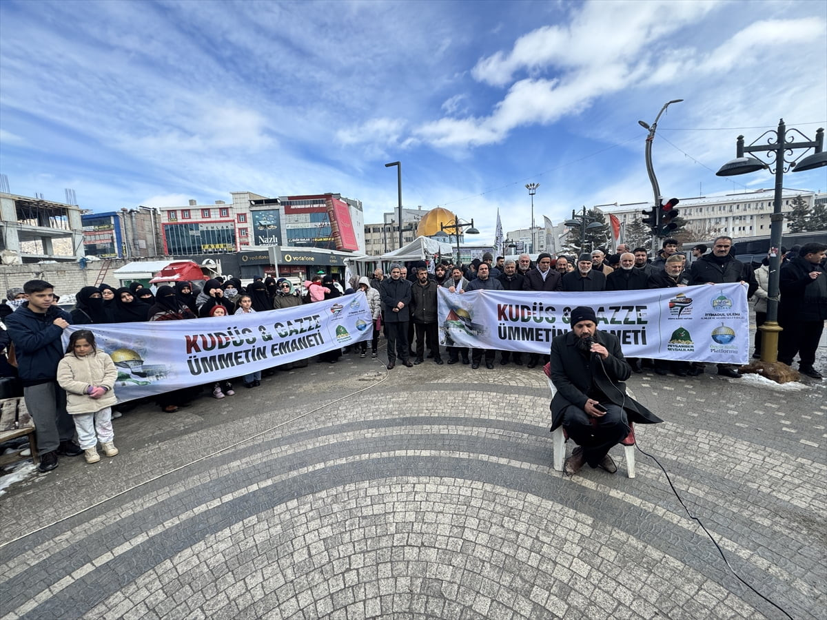 Van'da "Dünya Kudüs Haftası" kapsamında bir araya gelen vatandaşlar, İsrail'in Kudüs ve Gazze'ye...