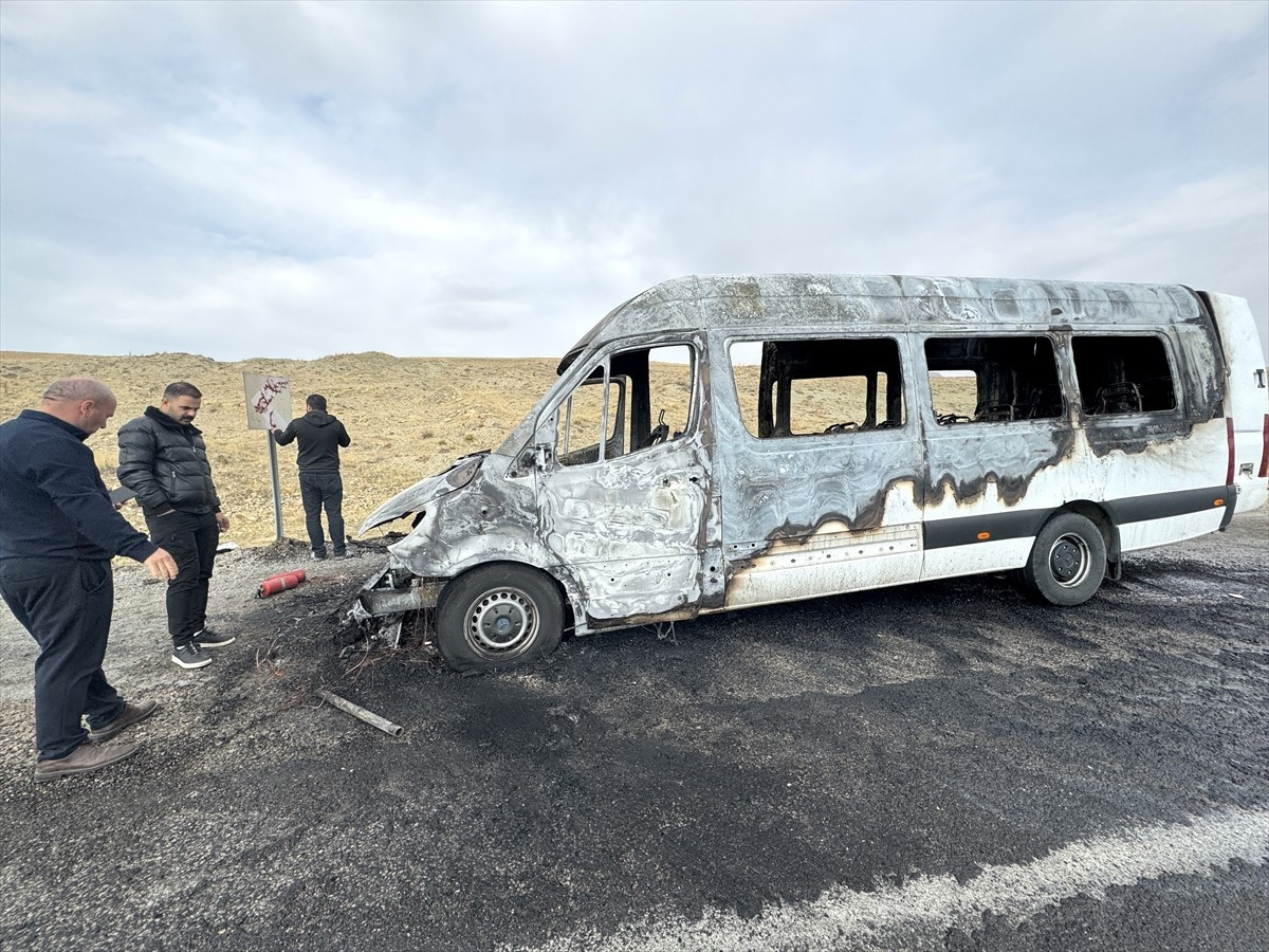 Van'da seyir halindeki minibüste çıkan yangın, ekiplerin müdahalesiyle söndürüldü. 