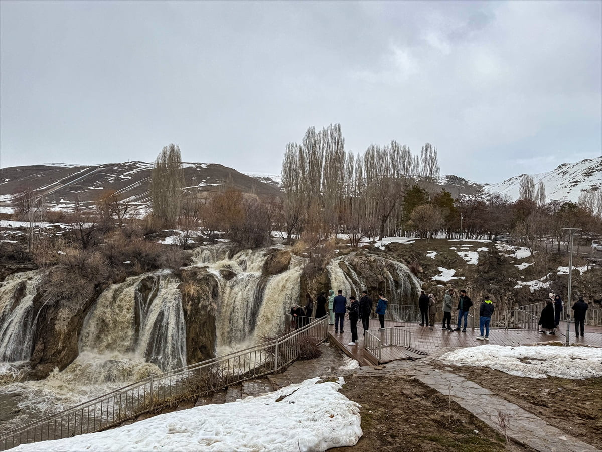 Van'da son günlerde etkili olan yağışlarla debisi yükselen Muradiye Şelalesi, daha coşkulu akan...