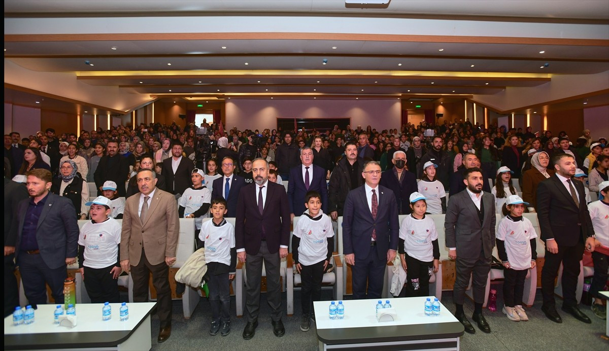 Van'da Türkiye Gençlik Vakfının (TÜGVA) ortaokul öğrencilerine yönelik organize ettiği "Kitap...