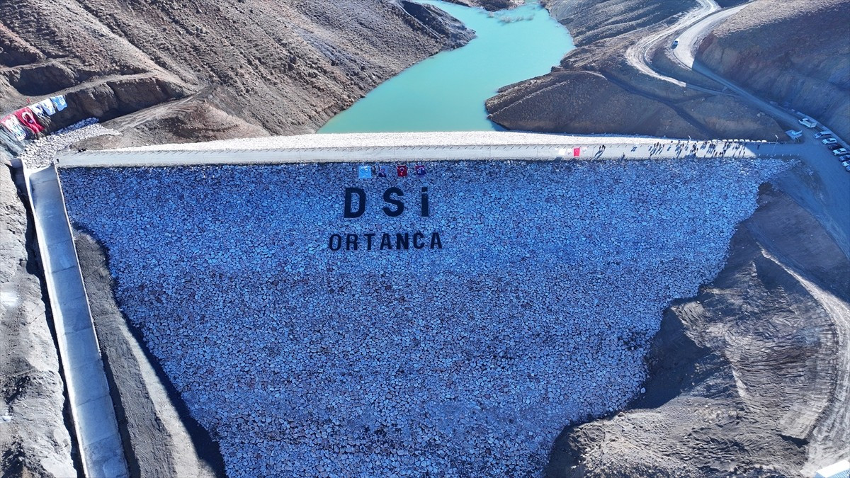 Van'da yapımı tamamlanan ve su tutmaya başlanan Ortanca ve Gültepe göletleriyle 7 bin 30 dekar...