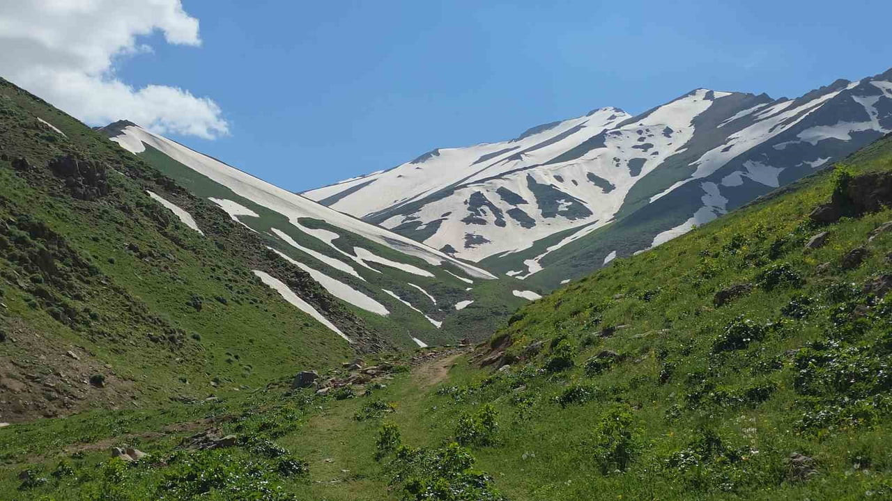 VAN'DA YAZ MEVSİMİNE GİRİLDİĞİ BU GÜNLERDE YÜKSEK KESİMLERE ÇIKAN VATANDAŞLAR KAR ÜZERİNDE KAYIP...