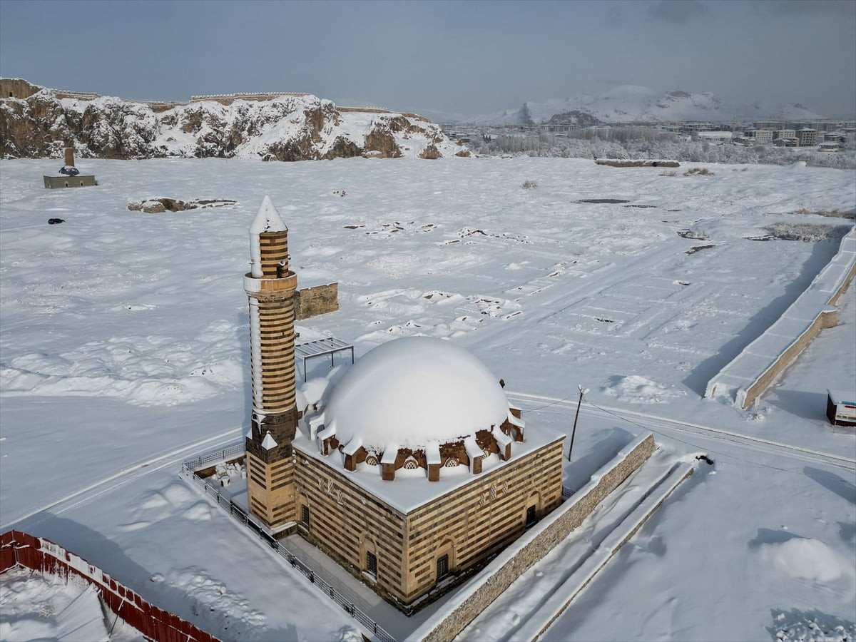 Van'da yoğun kar yağışının ardından tarihi yapılar beyaza büründü.