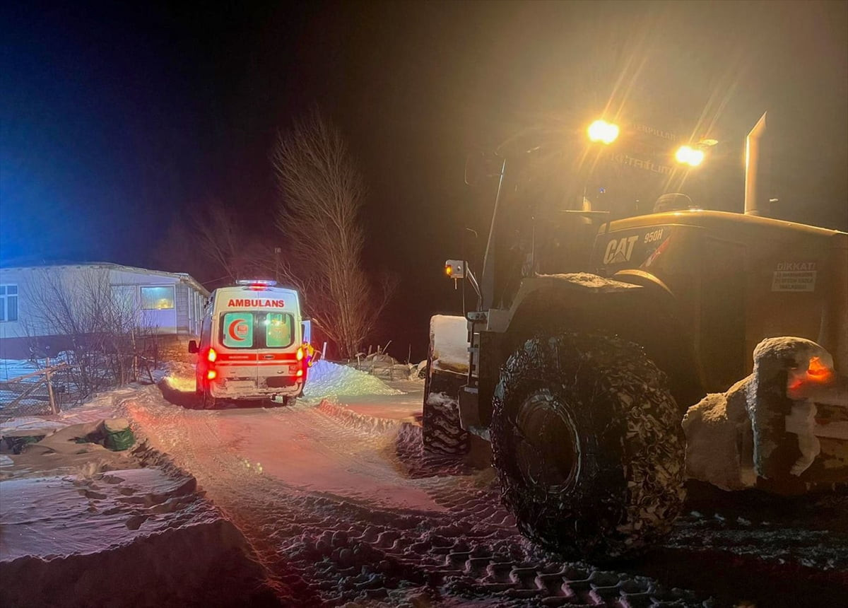 Van'da yolu kardan kapanan mahallelerde rahatsızlanan vatandaşlar, ekiplerin çalışmaları sonucu...