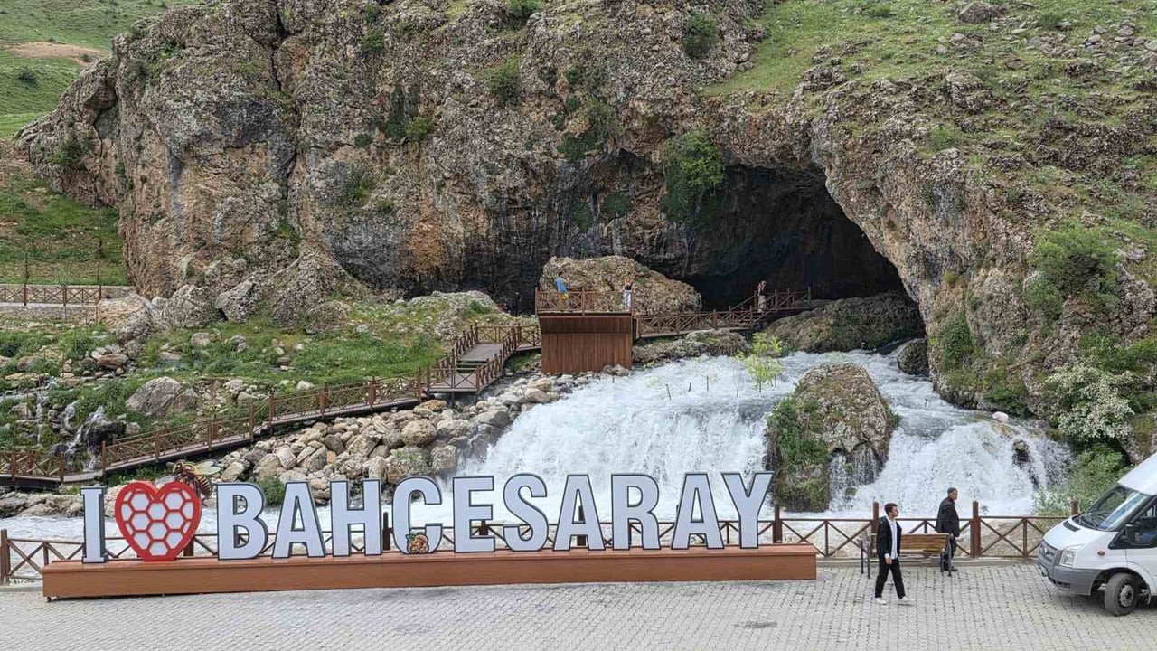 VAN'IN BAHÇESARAY İLÇESİNDE DOĞAL OLARAK MAĞARADAN ÇIKAN VE GÜRÜL GÜRÜL AKAN SU, HEM BÖLGE...