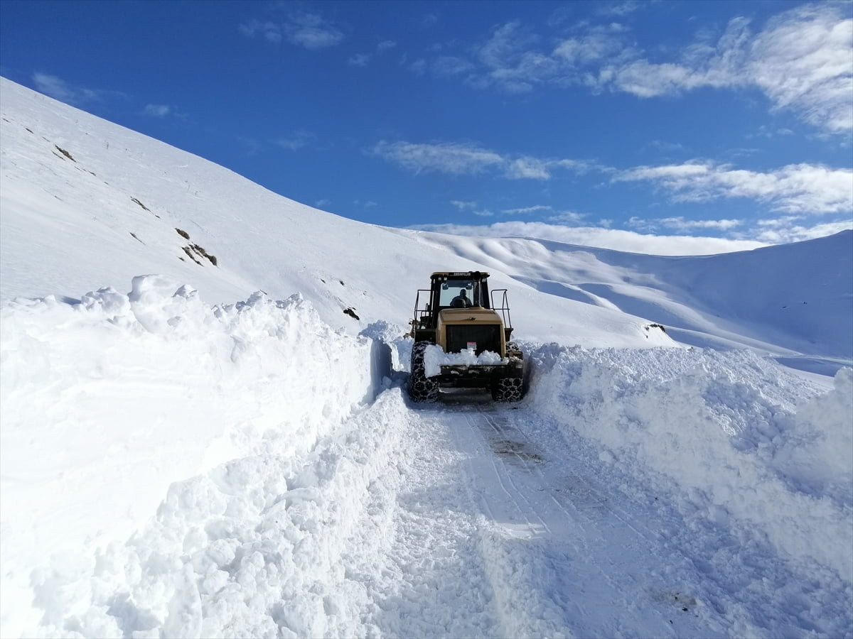 Van'ın Bahçesaray ilçesinde kar yağışı sonrası kapanan yolların açılması için çalışma...