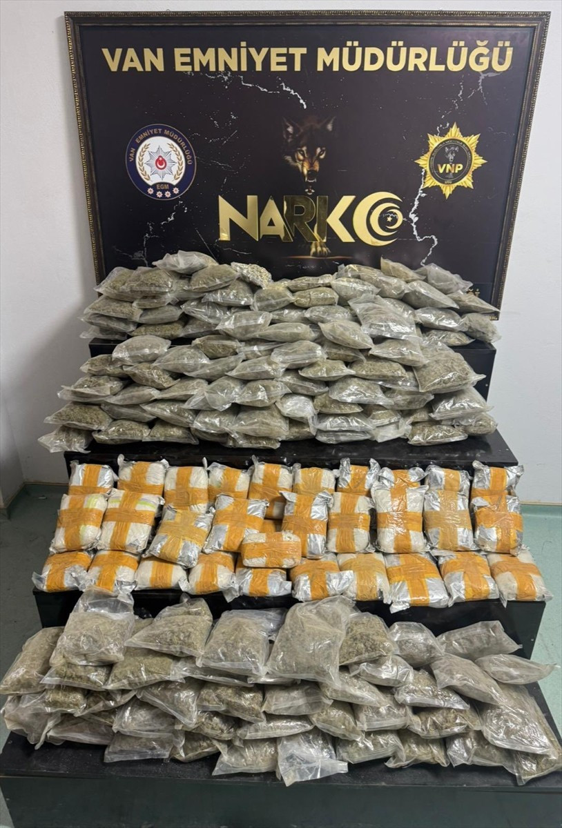Van'ın Başkale ilçesinde 134 kilo 460 gram uyuşturucu ele geçirildi, gözaltına alınan 6 şüpheli...