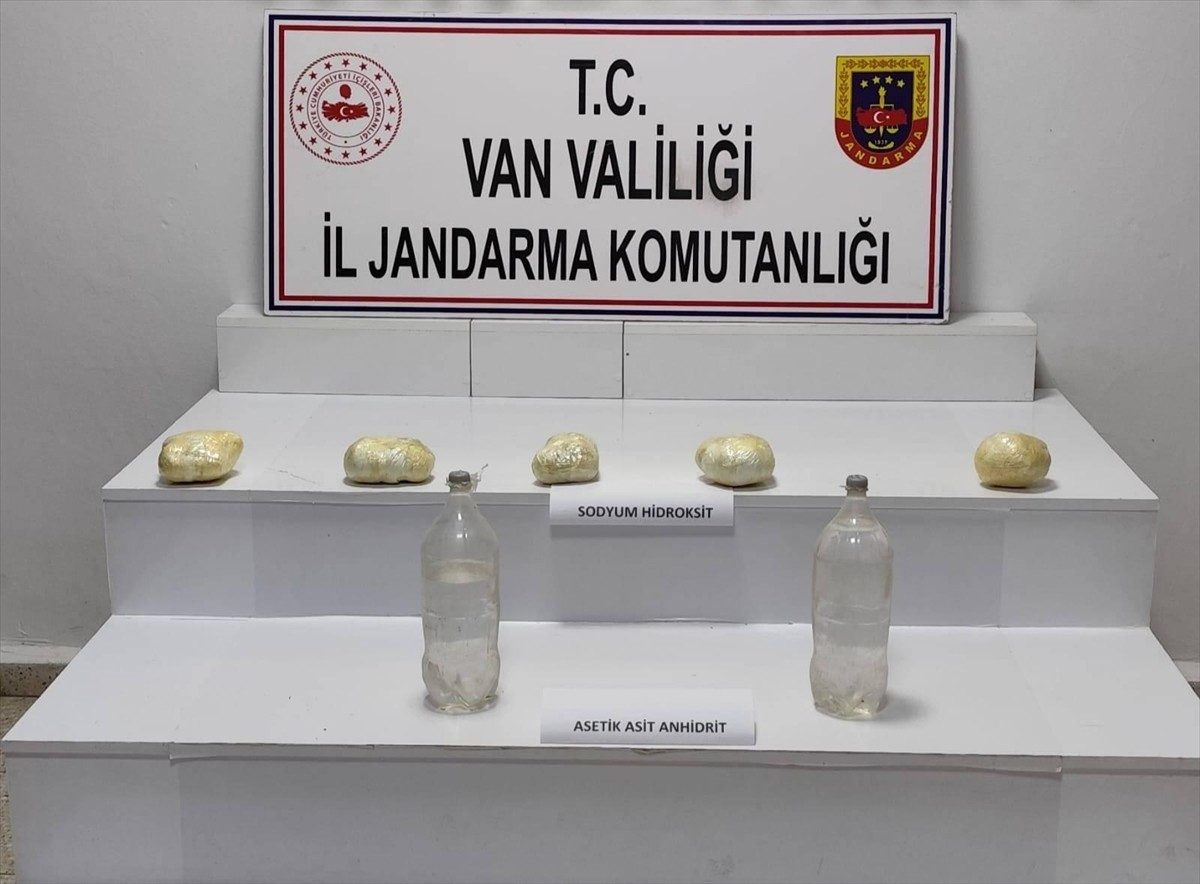  Van'ın Başkale ilçesinde 4 kilo 580 gram asetik asit anhidrit ve 3 kilo 88 gram sodyum hidroksit...