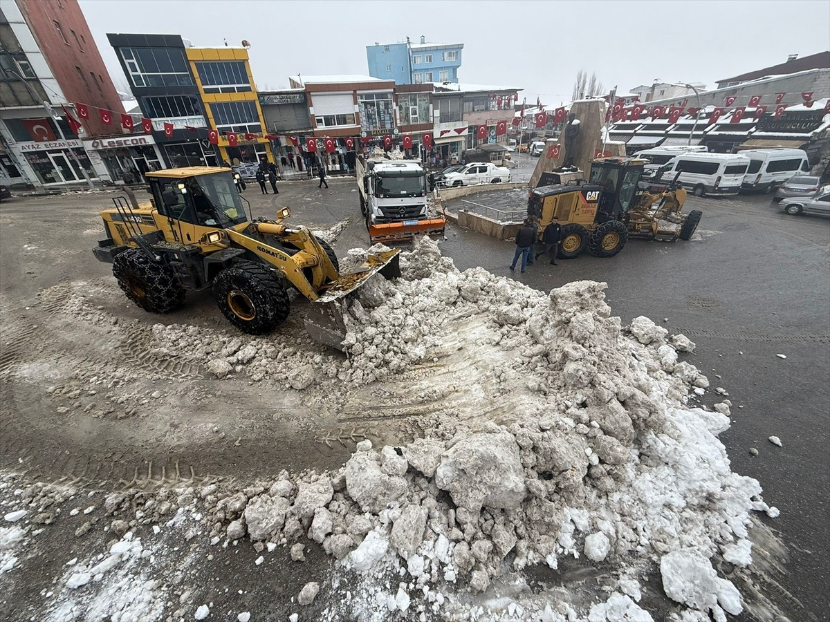 Van'ın Başkale ilçesinde çarşı merkezindeki cadde ve kaldırımlarda biriken kar, kamyonlarla şehir...