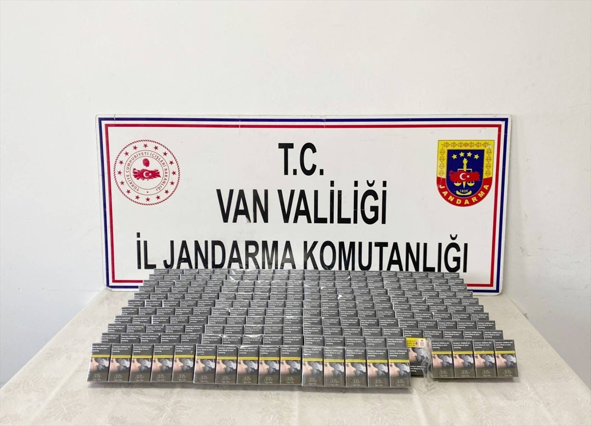 Van'ın Başkale ilçesinde, durdurulan bir otomobilde 1470 paket gümrük kaçağı sigara ele geçirildi...
