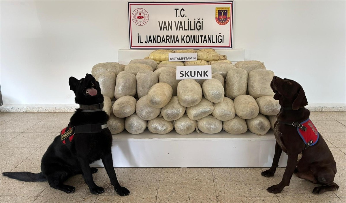 Van'ın Başkale ilçesinde düzenlenen operasyonda 106 kilo 800 gram uyuşturucu ele geçirildi, bir...
