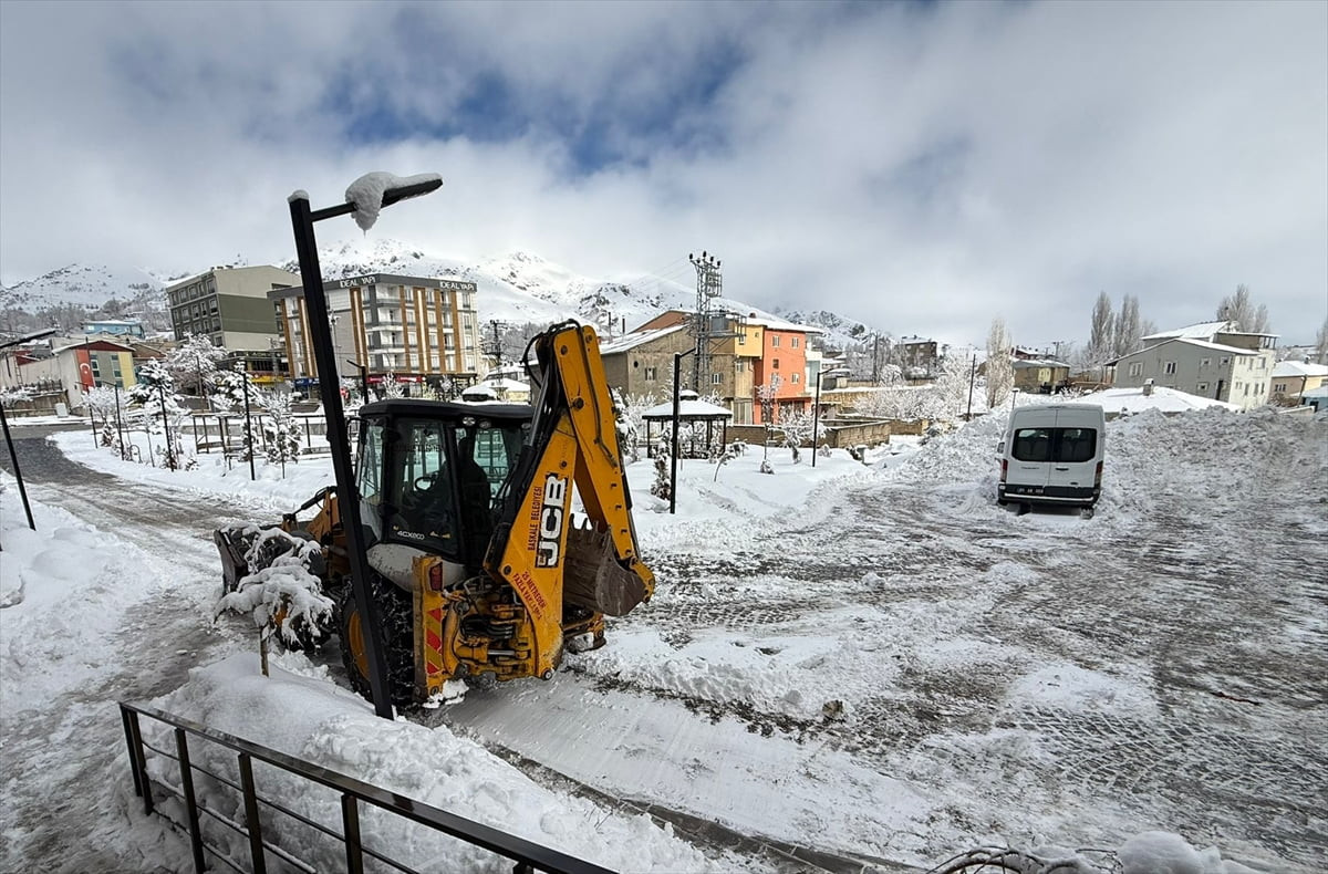 Van'ın Başkale ilçesinde etkili olan kar nedeniyle ilçe beyaza büründü. Belediye ekipleri, çarşı...