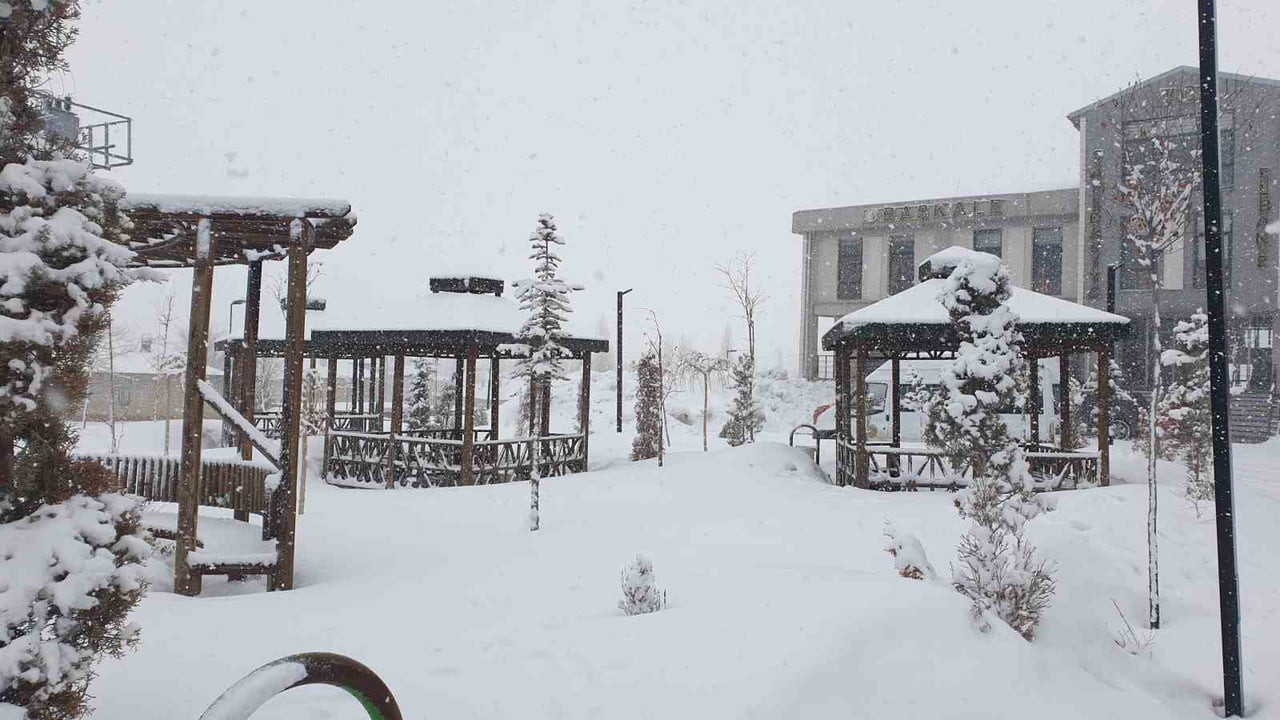 VAN'IN BAŞKALE İLÇESİNDE ETKİLİ OLAN KAR YAĞIŞI NEDENİYLE HER YER BEYAZA BÜRÜNDÜ.