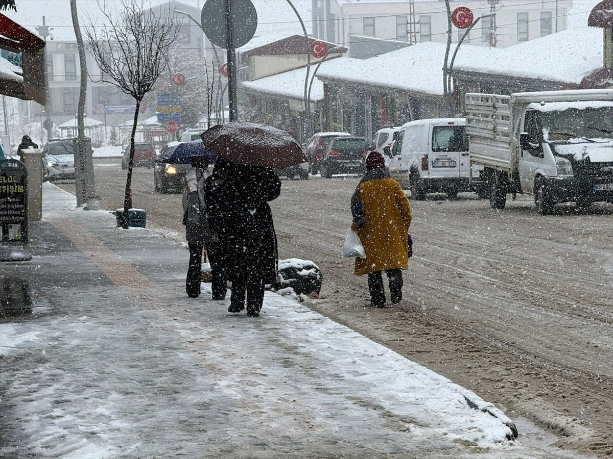 Van'ın Başkale ilçesinde etkili olan kar yağışı sonrası ilçe merkezi beyaza büründü.