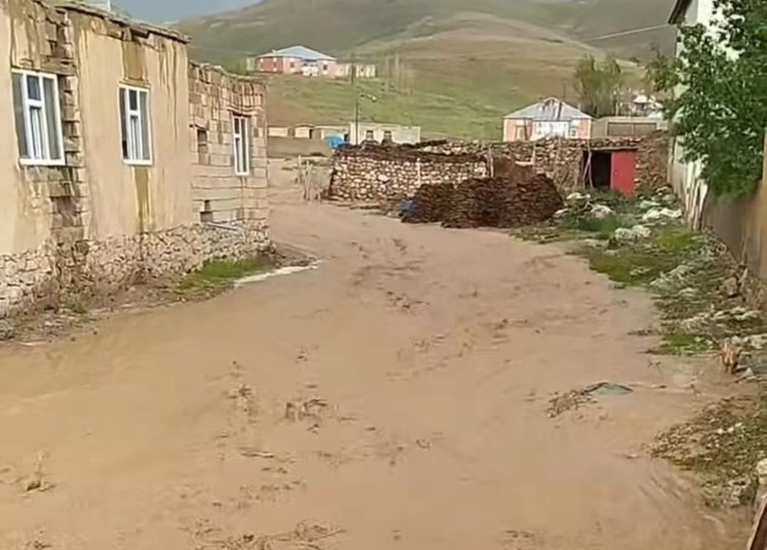 VAN'IN BAŞKALE İLÇESİNDE ETKİLİ OLAN SAĞANAĞIN ARDINDAN MEYDANA GELEN SEL HASARA YOL AÇTI.