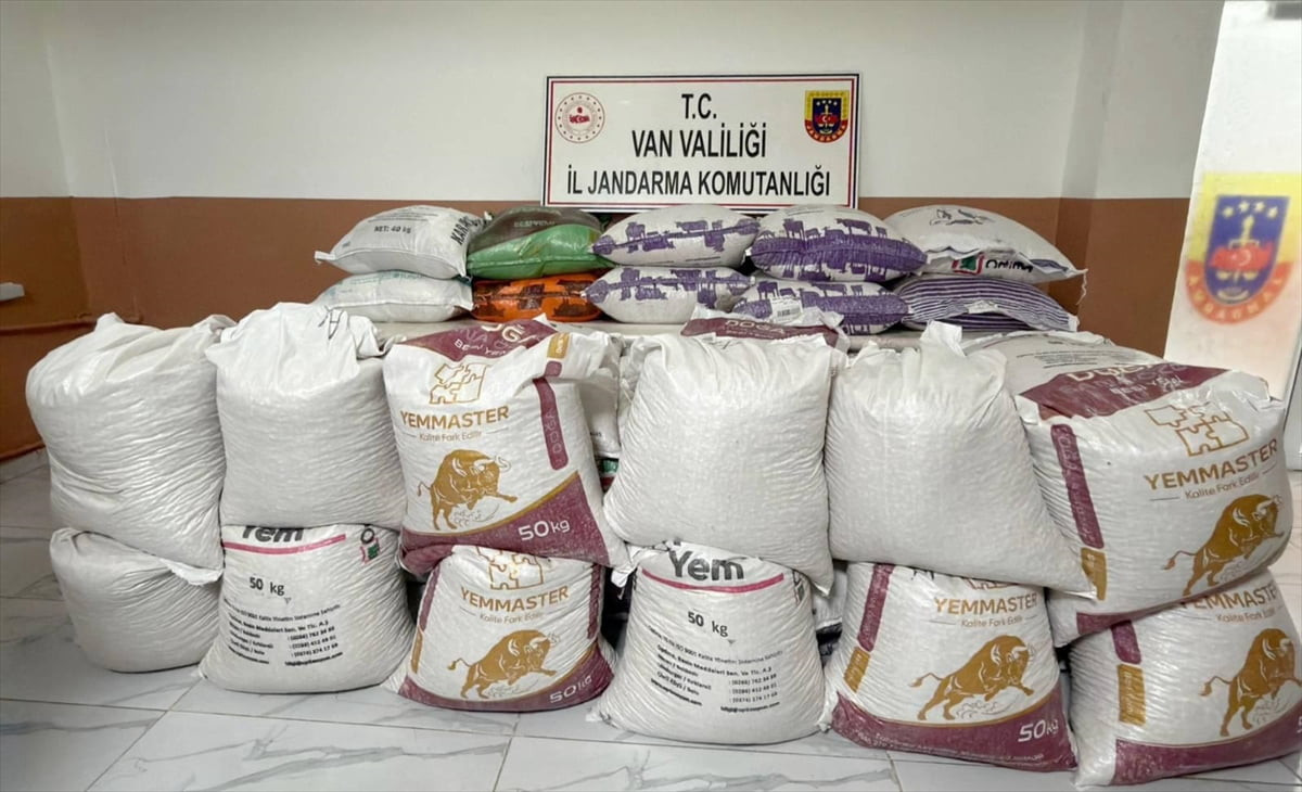 Van'ın Başkale ilçesinde gümrük kaçağı 1850 kilogram gıda maddesi ele geçirildi, 2 şüpheli...