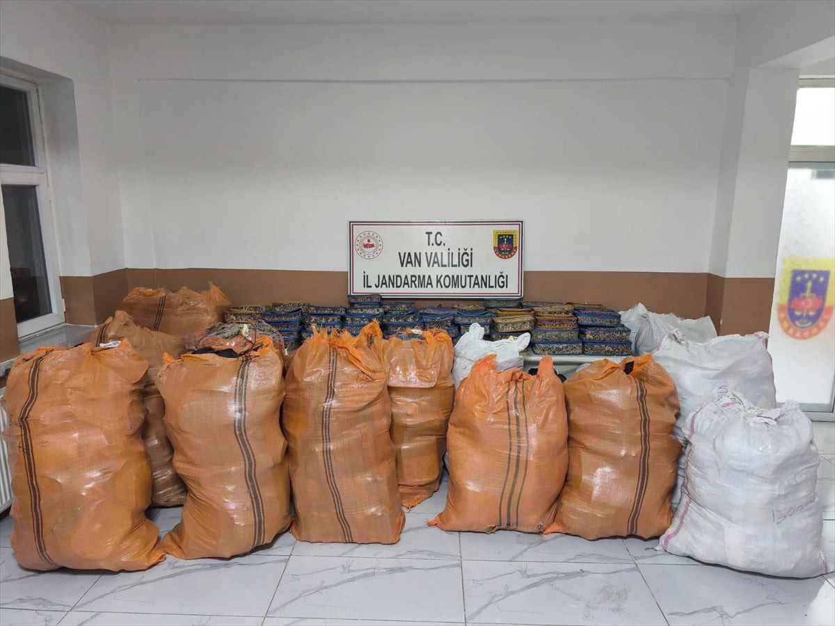  Van'ın Başkale ilçesinde gümrük kaçağı eşya ve gıda ele geçirildi.