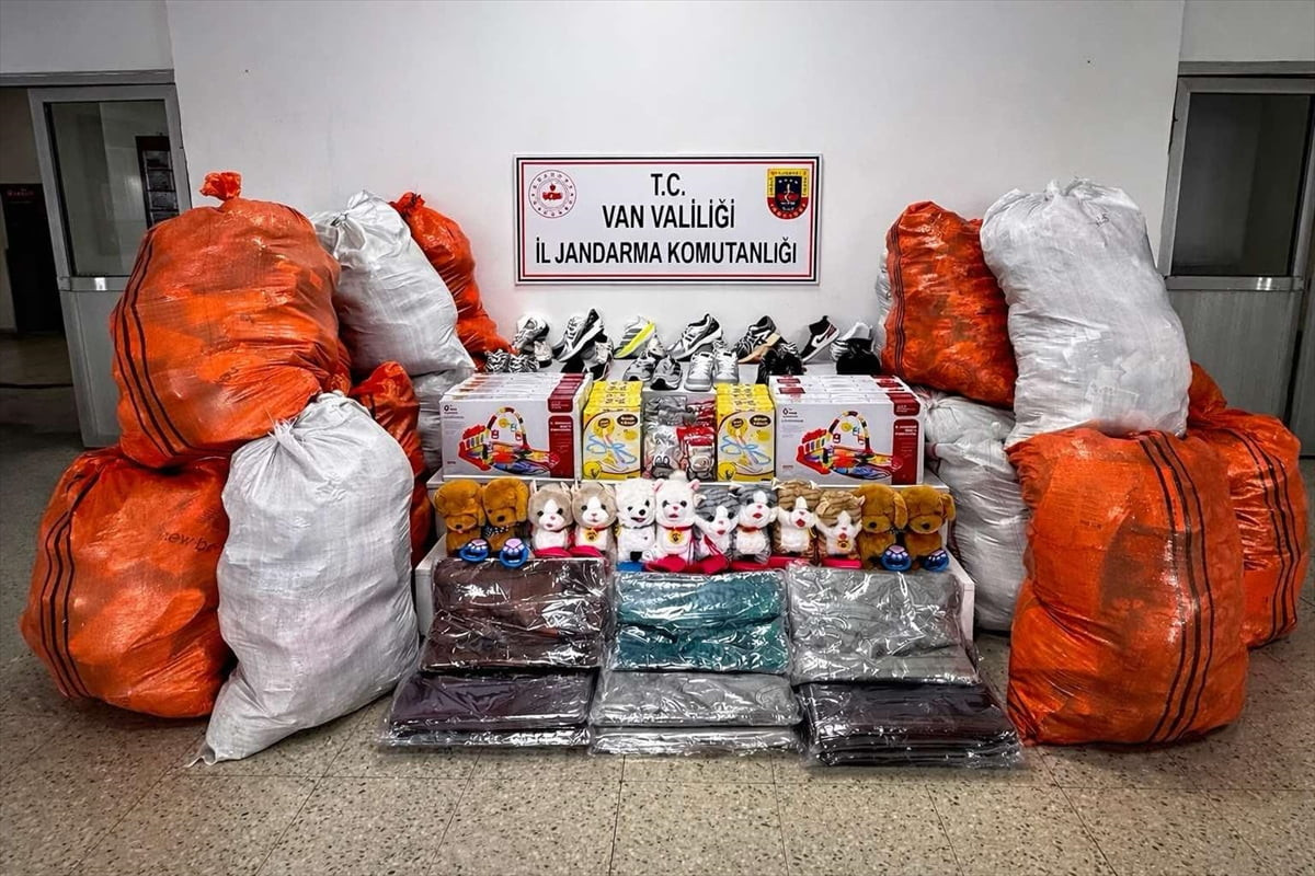 Van'ın Başkale ilçesinde gümrük kaçağı eşya ve gıda ele geçirildi, iki şüpheli gözaltına...