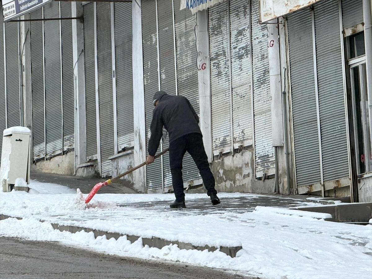 Van'ın Başkale ilçesinde kar etkili oldu. İlçede güne karla uyanan vatandaşlar, ev ve iş...