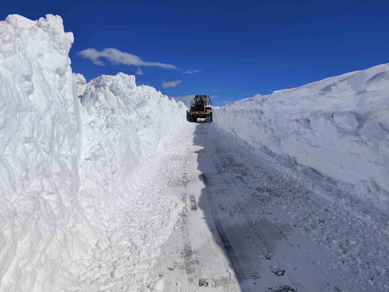 VAN'IN BAŞKALE İLÇESİNE BAĞLI AYDEMİR GRUP YOLUNDA NİSAN AYINA RAĞMEN YER YER 5 METREYİ BULAN...