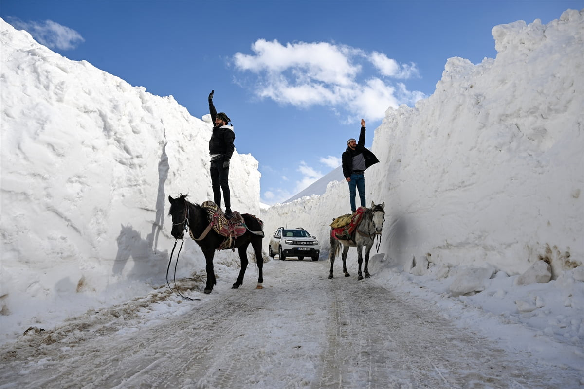 Van'ın Başkale ilçesine bağlı kırsal Sualtı Mahallesi'nde yaşayanlar, çığ nedeniyle metrelerce kar...