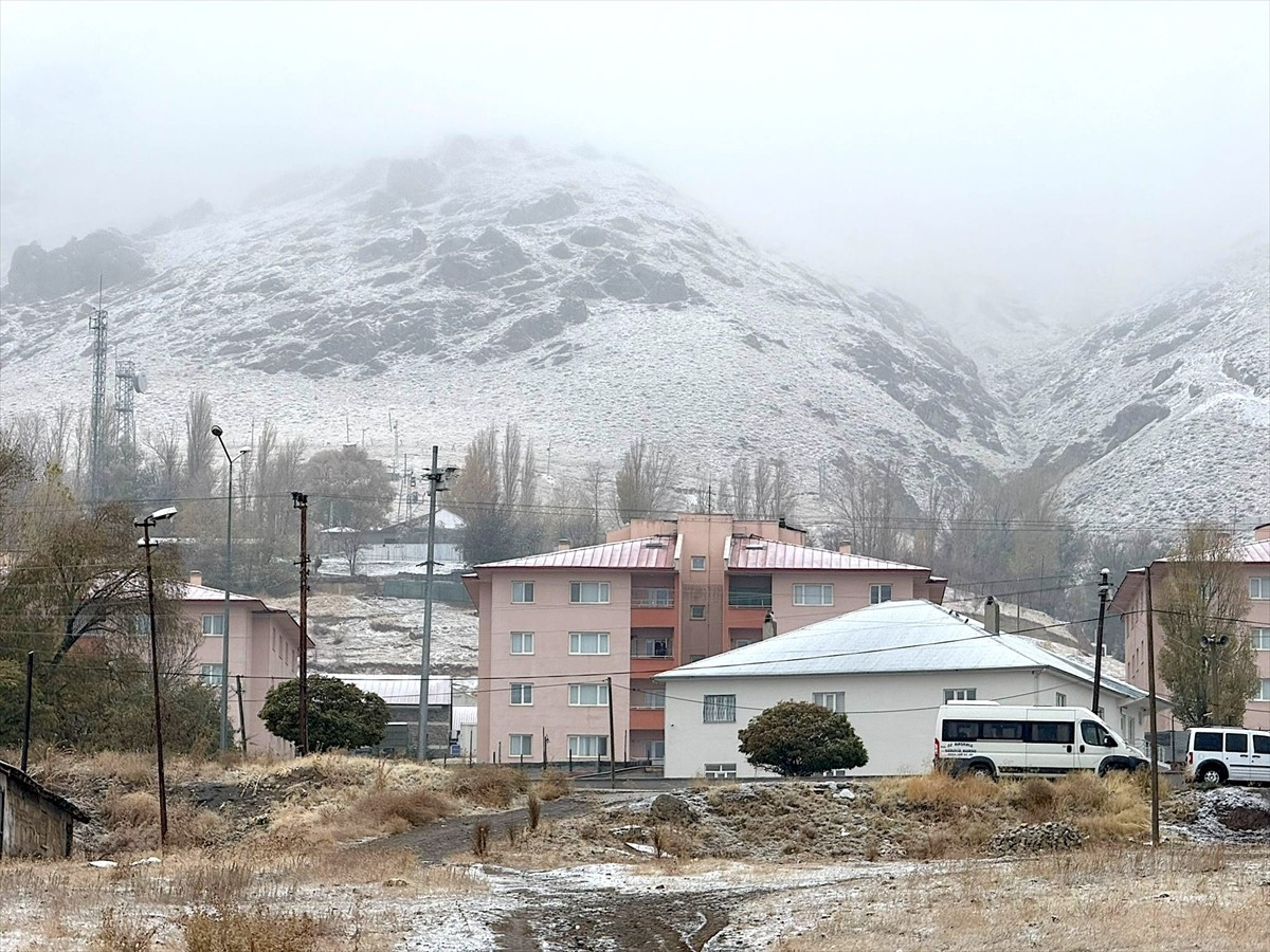 Van'ın Başkale ve Bahçesaray ilçelerinde etkili olan soğuk hava, yüksek kesimlerde yerini kara...