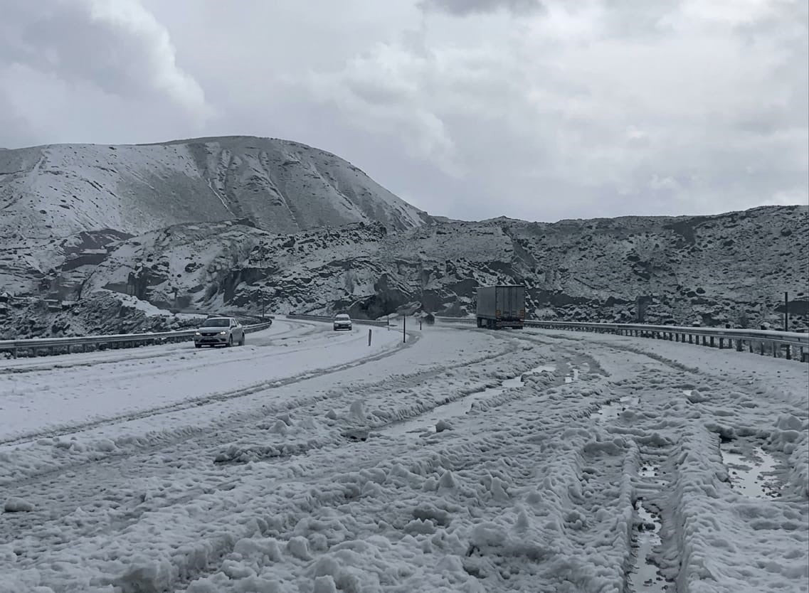 VAN'IN ÇALDIRAN İLÇESİ İLE AĞRI'NIN DOĞUBAYAZIT İLÇESİNİ BİRBİRİNE BAĞLAYAN TENDÜREK GEÇİDİ'NDE...