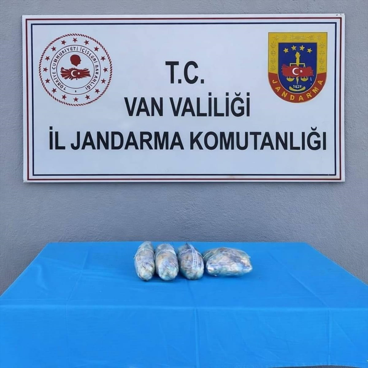 Van'ın Çaldıran ilçesinde 1 kilo 978 gram esrar ele geçirildi, bir şüpheli gözaltına...