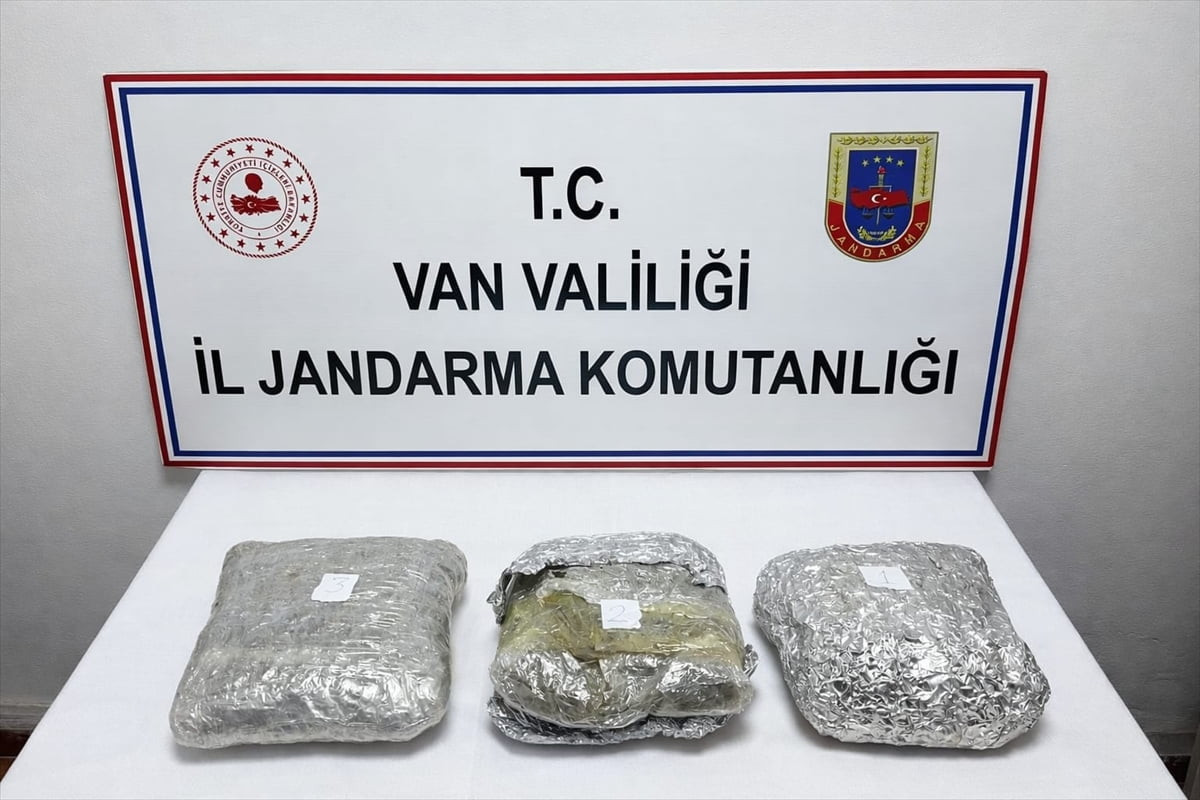 Van'ın Çaldıran ilçesinde 4 kilo 60 gram skunk ele geçirildi.