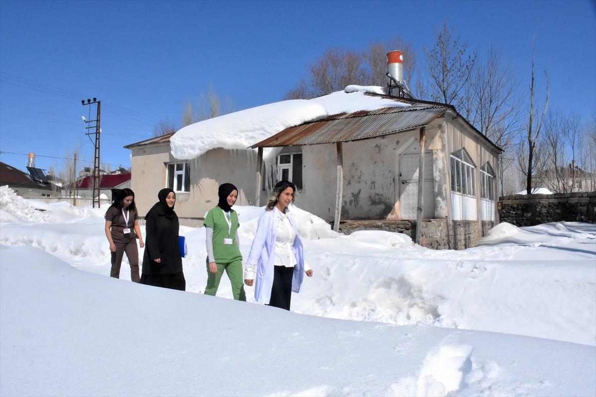 Van'ın Çaldıran ilçesinde görev yapan kadın hastalıkları ve doğum uzmanı Opr. Dr. Atlaz İsmayilova...