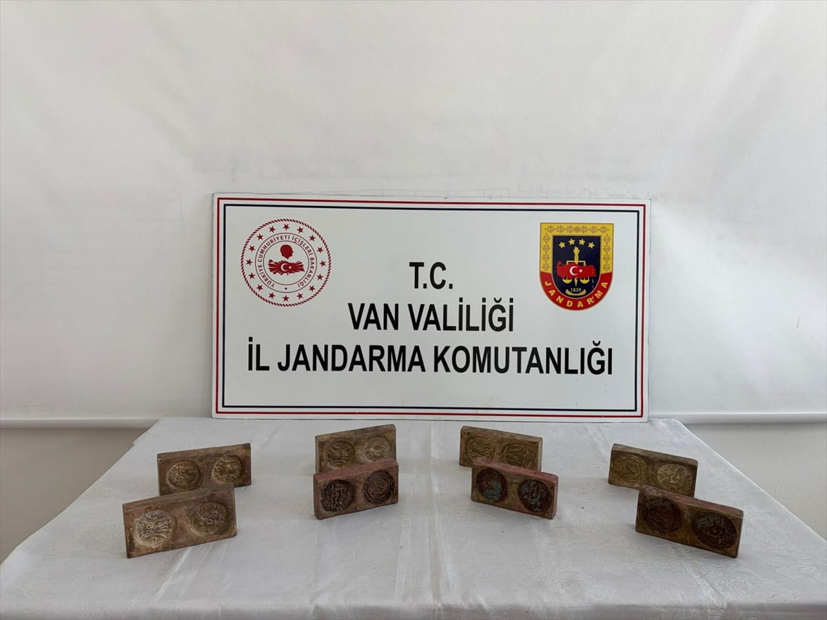Van'ın Çaldıran ilçesinde ham maddesi altın olan 8 tarihi eser ele geçirildi, 3 şüpheli hakkında...