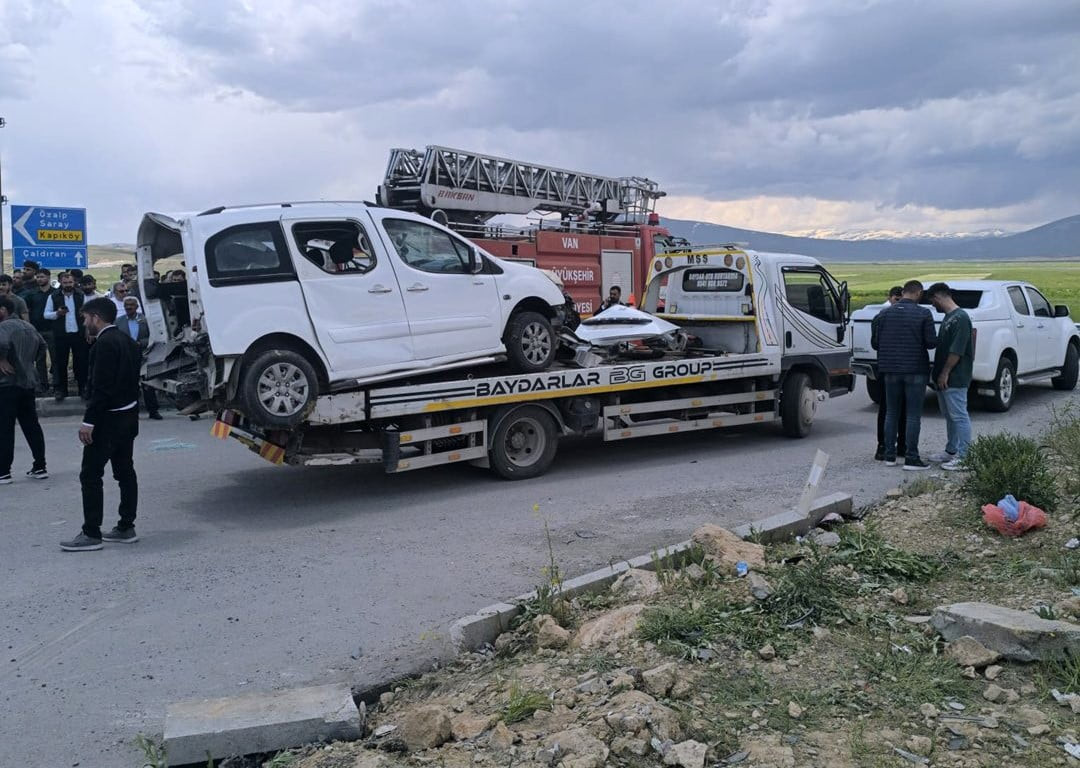 VAN'IN ÇALDIRAN İLÇESİNDE İKİ ARACIN ÇARPIŞMASI SONUCU MEYDANA GELEN KAZADA HAYATINI KAYBEDEN 4...